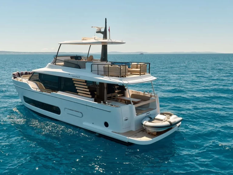 Hire Luxury Yacht Azimut with a boat licence