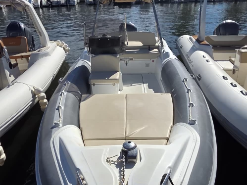 Hire a MV Marine 800 Saint-Florent