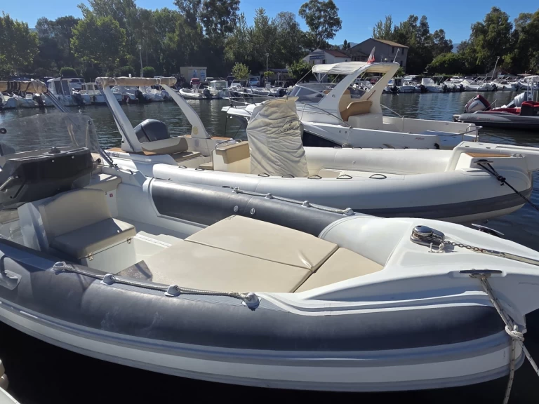 Yacht hire Saint-Florent cheap 800