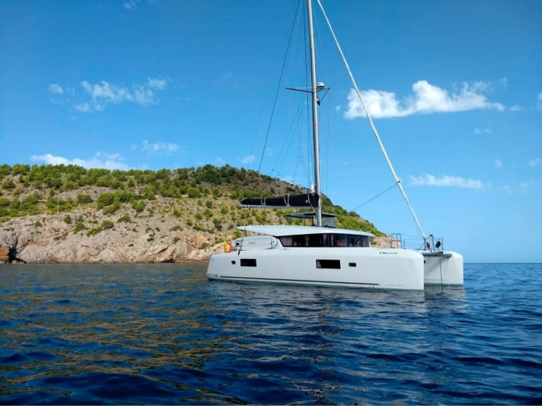 Hire Catamaran Lagoon with a boat licence