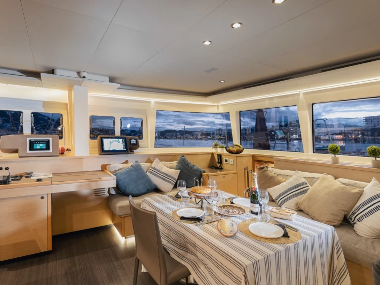 Hire Catamaran Lagoon with a boat licence