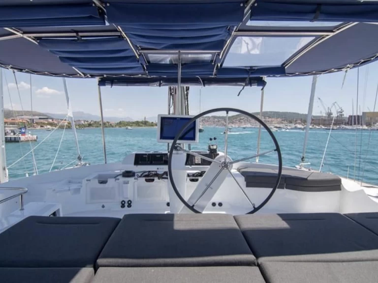 Yacht hire Sant Antoni de Portmany cheap Lagoon 52 F