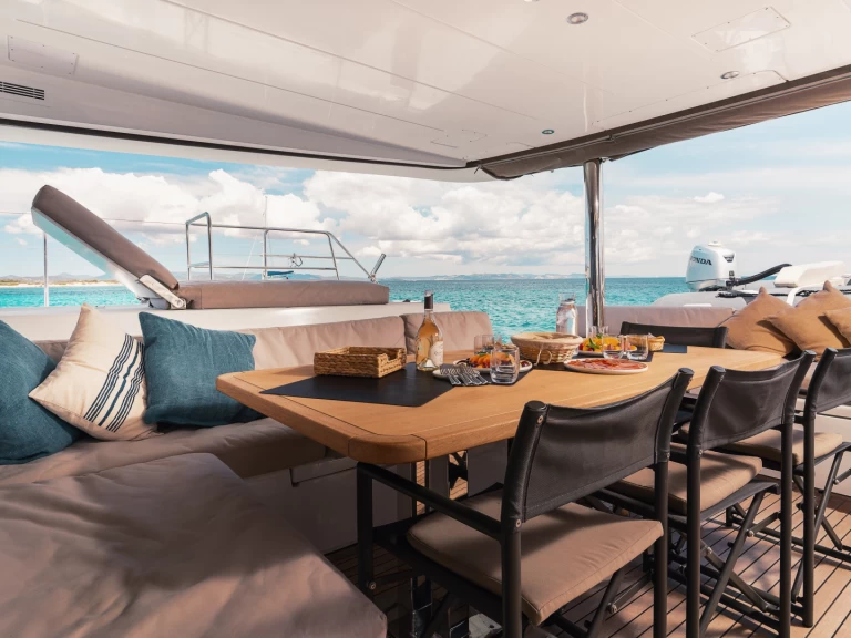 Hire Catamaran Lagoon with a boat licence