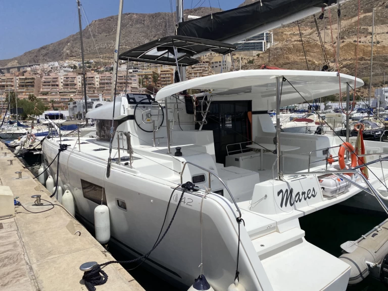 Hire Catamaran Lagoon with a boat licence