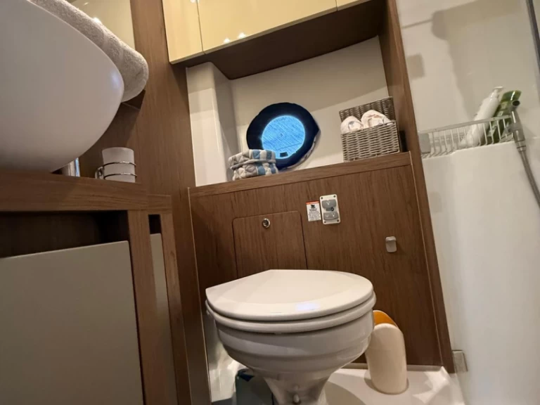 Hire Motorboat Bénéteau with a boat licence