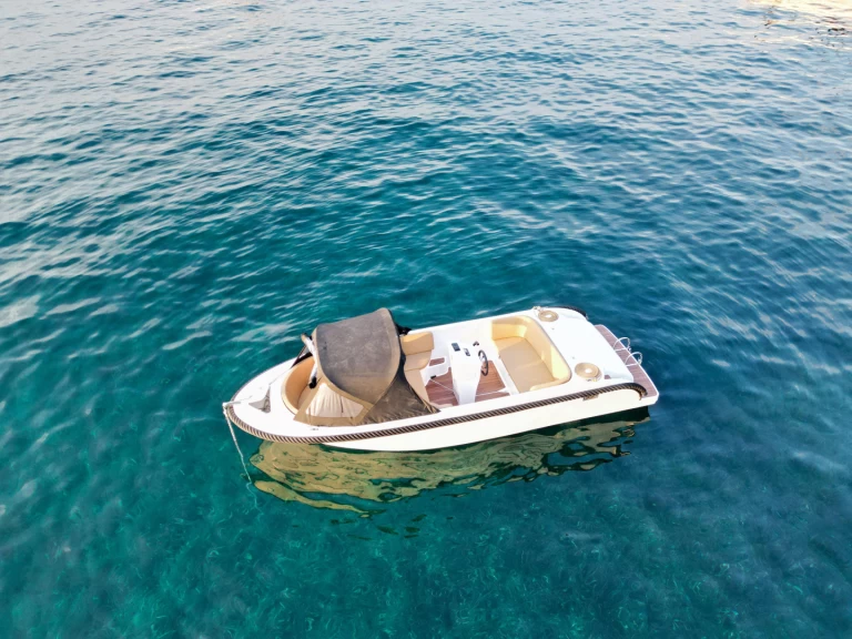 Hire Motorboat BRB with a boat licence