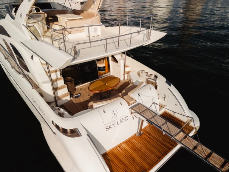 Charter a Azimut Azimut 62 in Cartagena on Samboat