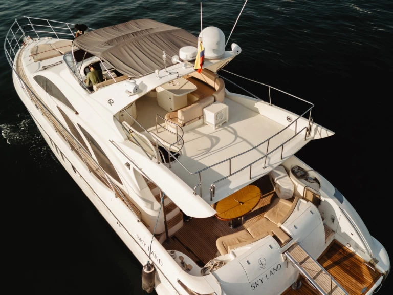 Hire Luxury Yacht Azimut with a boat licence
