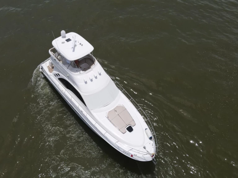 Hire Luxury Yacht Sea Ray with a boat licence