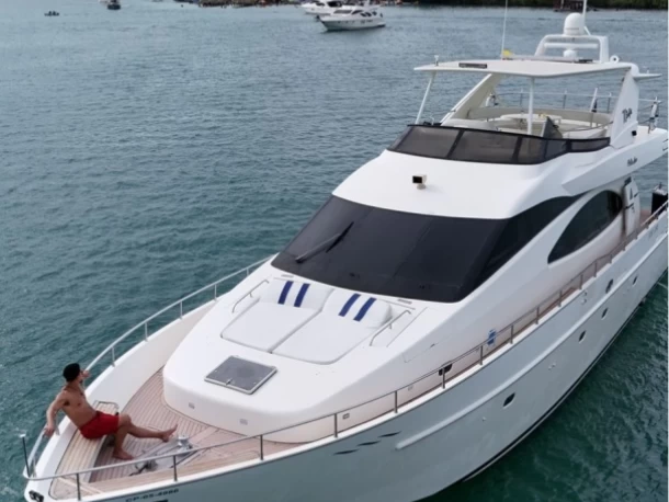 Hire Luxury Yacht Azimut with a boat licence
