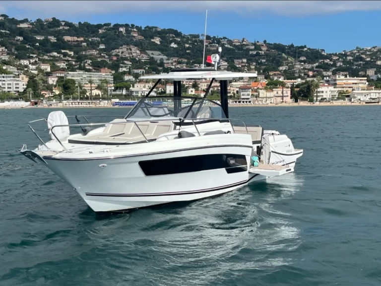 Yacht charter Golfe-Juan - Jeanneau Cap Camarat 9.0 WA Série 2 on SamBoat