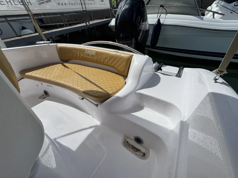 Hire Motorboat Ranieri with a boat licence