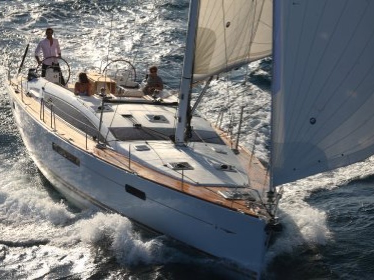 Hire Sailboat Jeanneau with a boat licence