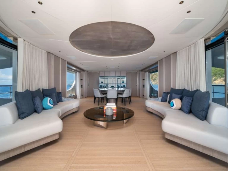 Hire a Benetti KINGS LAIR Sint Maarten