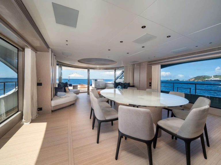 Hire Luxury Yacht Benetti with a boat licence