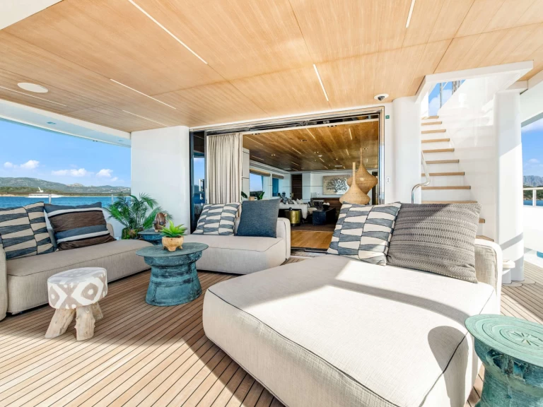 Hire Luxury Yacht Cantiere delle Marche with a boat licence