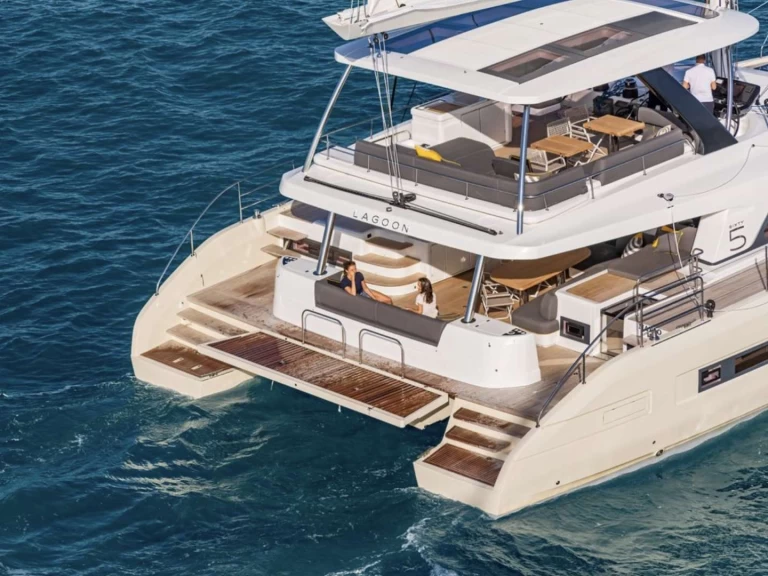 Charter a Lagoon Lady Ros&eacute; (Lagoon Sixty 5) in Saint Vincent and the Grenadines on Samboat