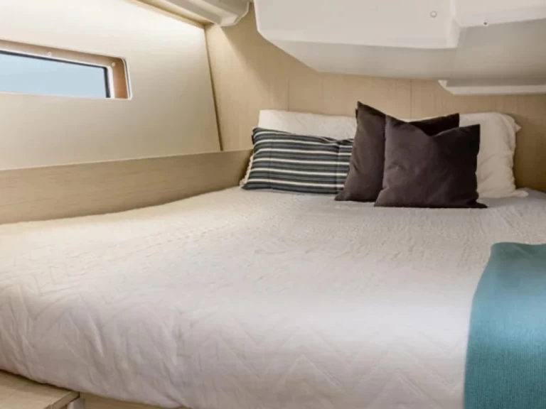 Charter a Bénéteau Oceanis 41 in Le Marin on Samboat