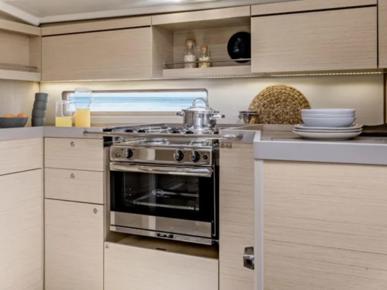 Hire Sailboat with or without skipper Bénéteau Le Marin