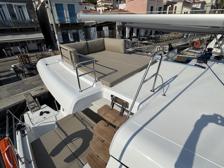 Charter a Aventura Aventura 37 in Alimos on Samboat