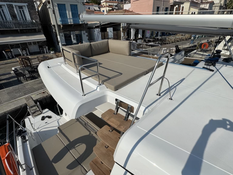 Charter a Aventura Aventura 37 in Alimos on Samboat