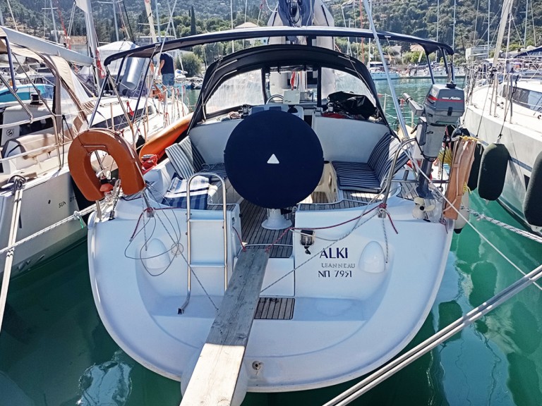 Sailboat to hire Nikiána at the best price