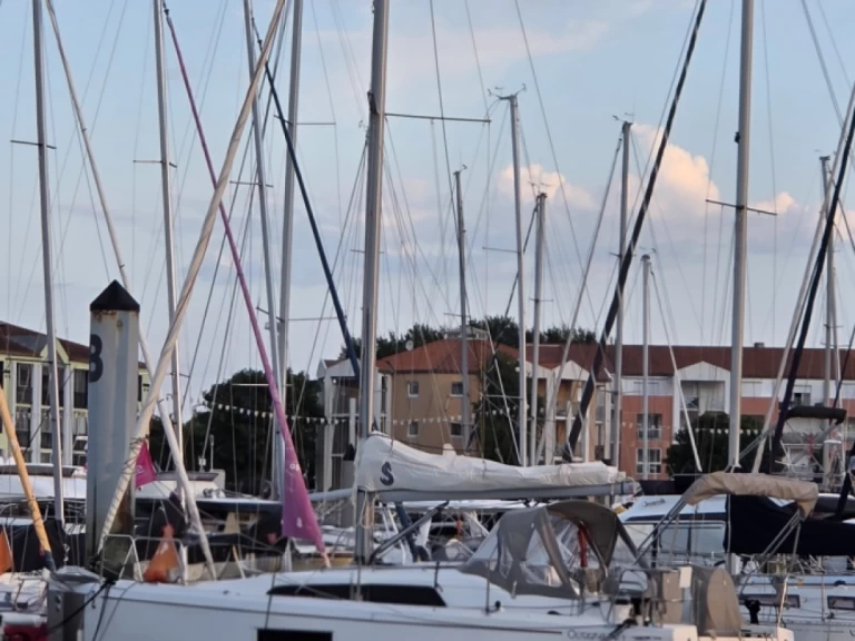 Charter a Bénéteau Oceanis 30.1 in Les Sables-d'Olonne on Samboat
