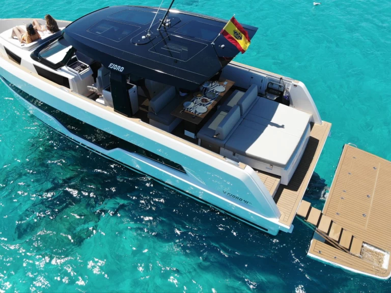 Hire Motorboat Fjord with a boat licence