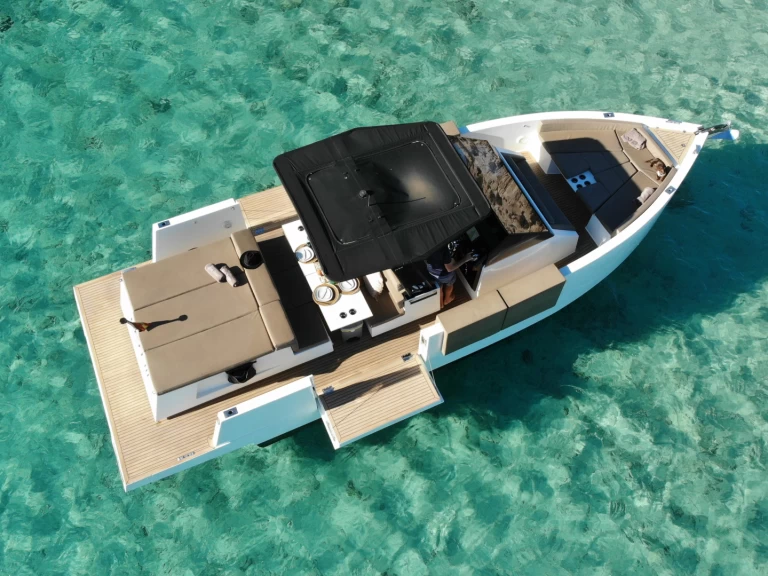 Hire Motorboat De Antonio with a boat licence