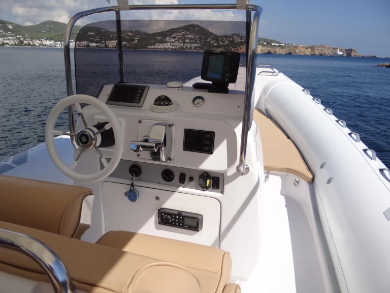 Hire Motorboat Sessa Marine with a boat licence