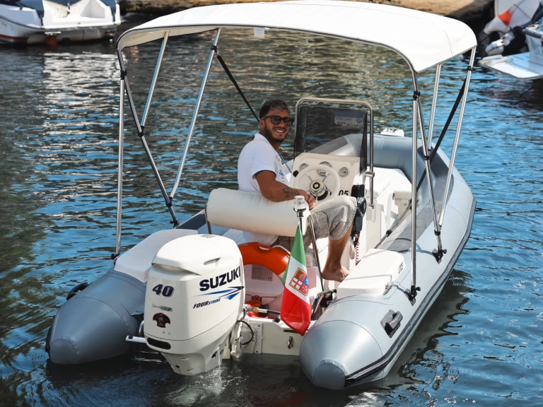 Motorboat to hire Como (City) at the best price