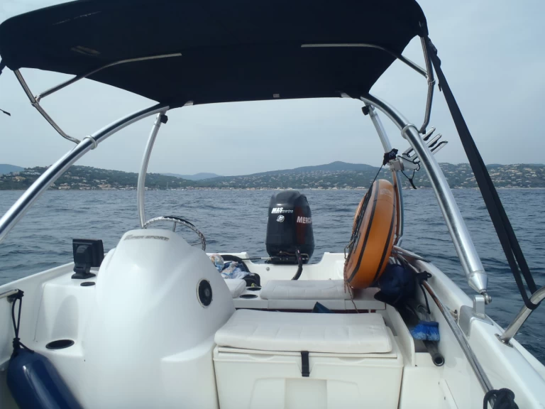 Boston Whaler Boston Whaler 170 super sport charter bareboat or skippered in  Sainte-Maxime