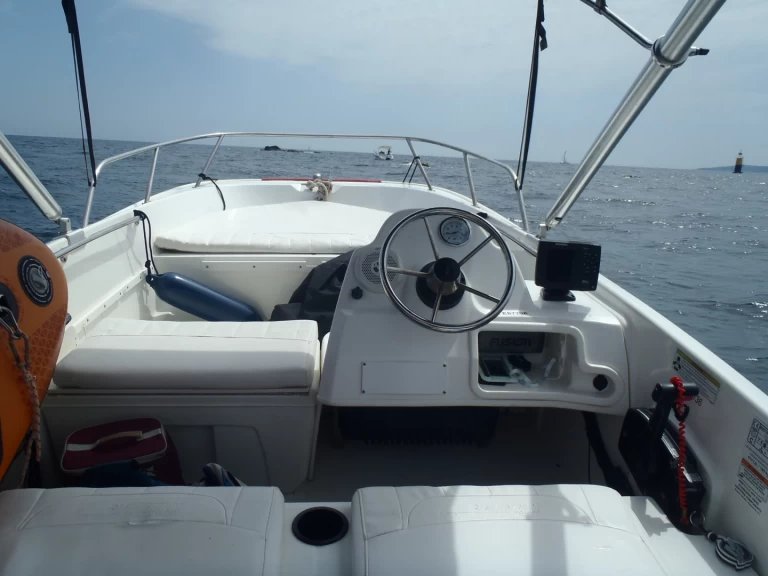 Hire a Boston Whaler Boston Whaler 170 super sport Sainte-Maxime