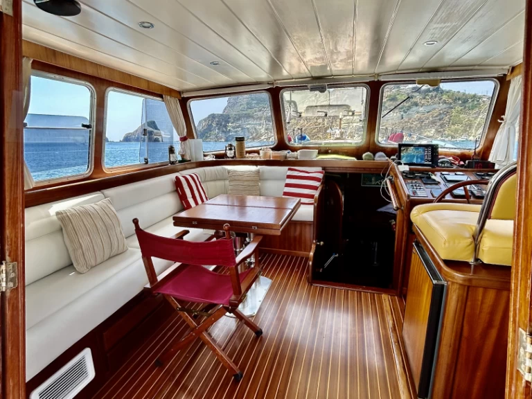 Hire Motorboat Menorquin-Yachts with a boat licence