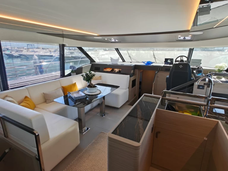 Yacht charter Salerno - Prestige Prestige M48 on SamBoat