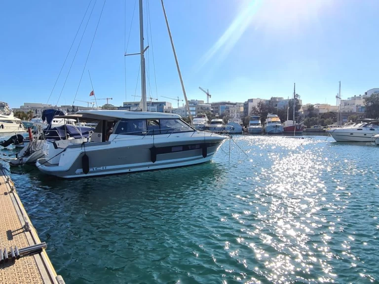 Hire Motorboat with or without skipper Jeanneau Gżira