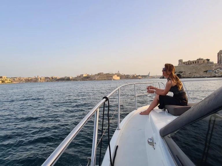 Hire Motorboat Jeanneau with a boat licence