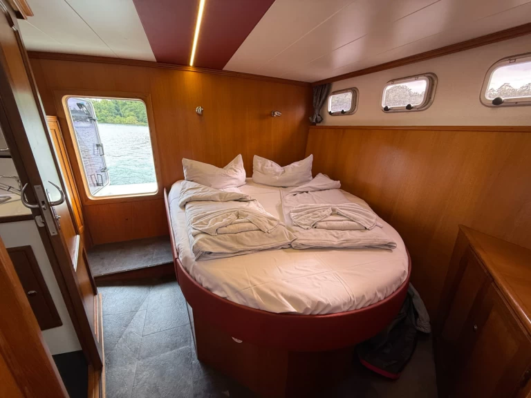 Hire Canal boat Pedro with a boat licence