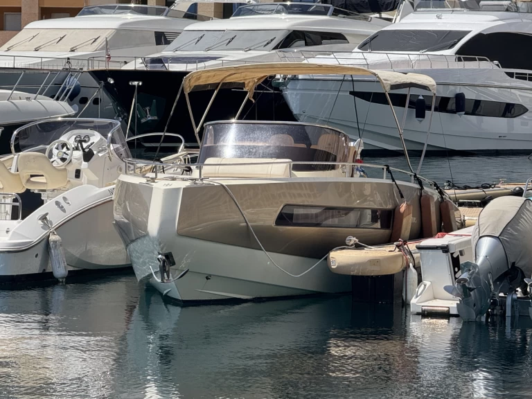 Yacht charter Roquebrune-Cap-Martin - Invictus  Invictus 280 TT on SamBoat