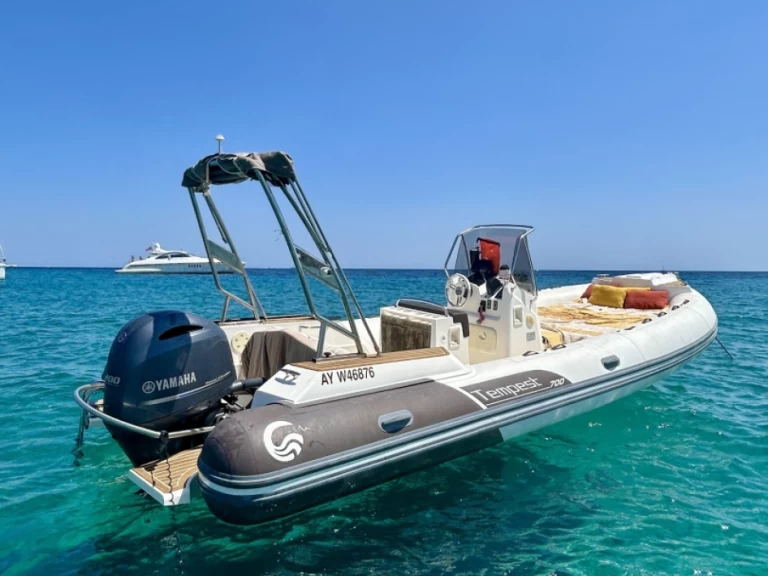 RIB hire in Port Cogolin - Capelli Tempest 700
