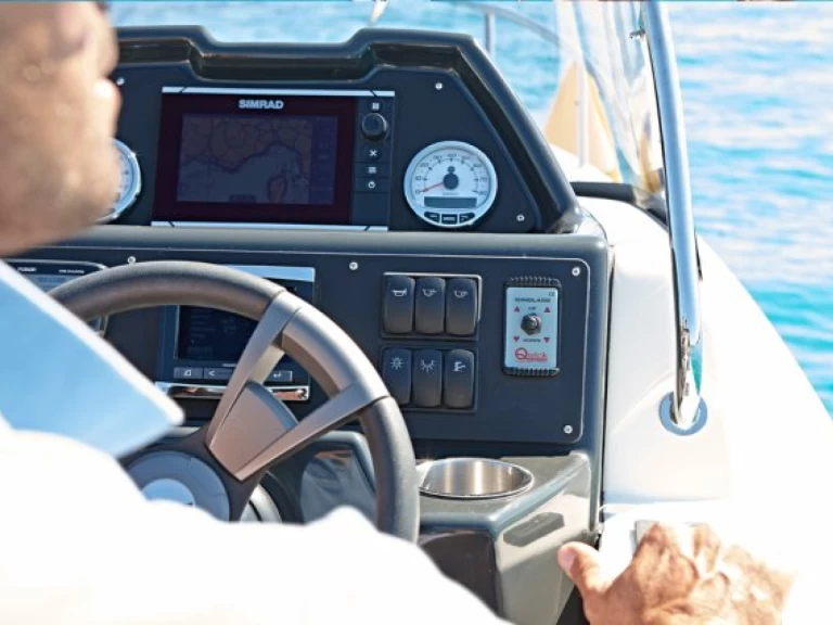 Hire Motorboat Quicksilver with a boat licence