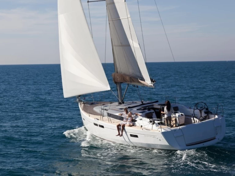 Hire Sailboat Jeanneau with a boat licence