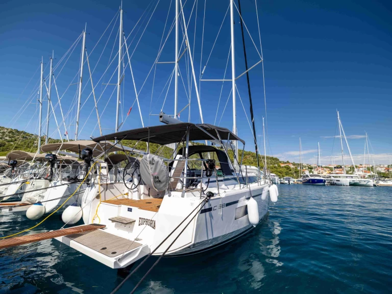 Hire a Bavaria Bavaria C38 Drage