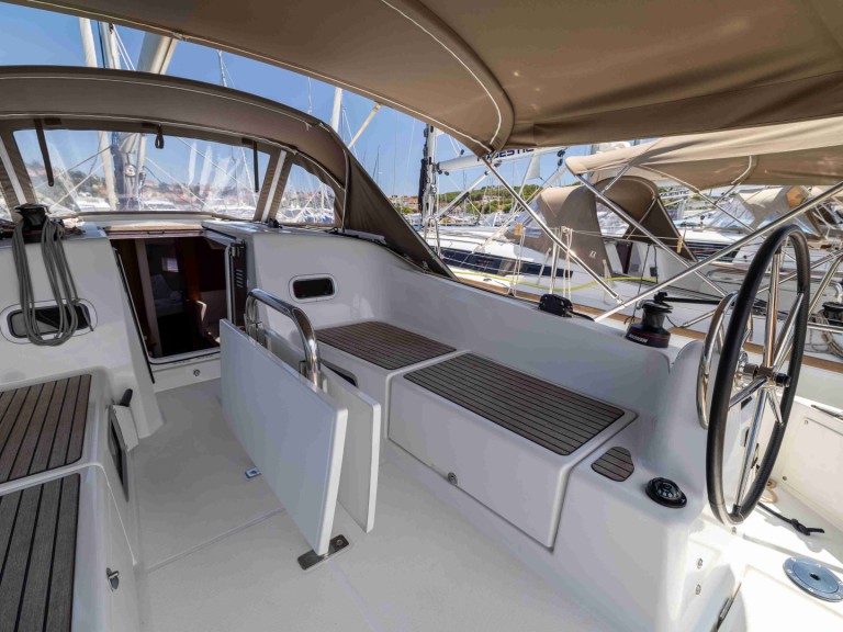 Charter a Jeanneau Sun Odyssey 380 in Drage on Samboat