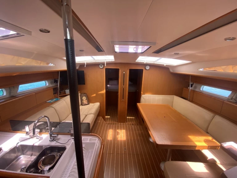 Hire a Jeanneau Jeanneau 53 Lefkáda