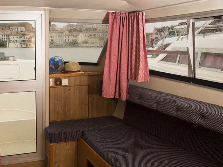 Charter a Le Boat Cirrus A in Douelle on Samboat