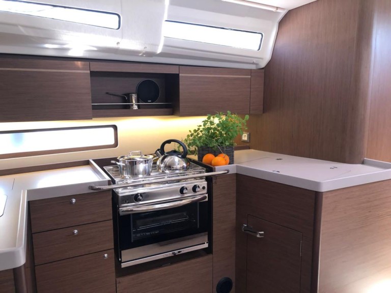 Charter a Bénéteau Oceanis 40.1 in Pomer on Samboat