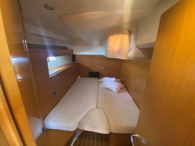 Hire Sailboat with or without skipper Jeanneau Lefkáda