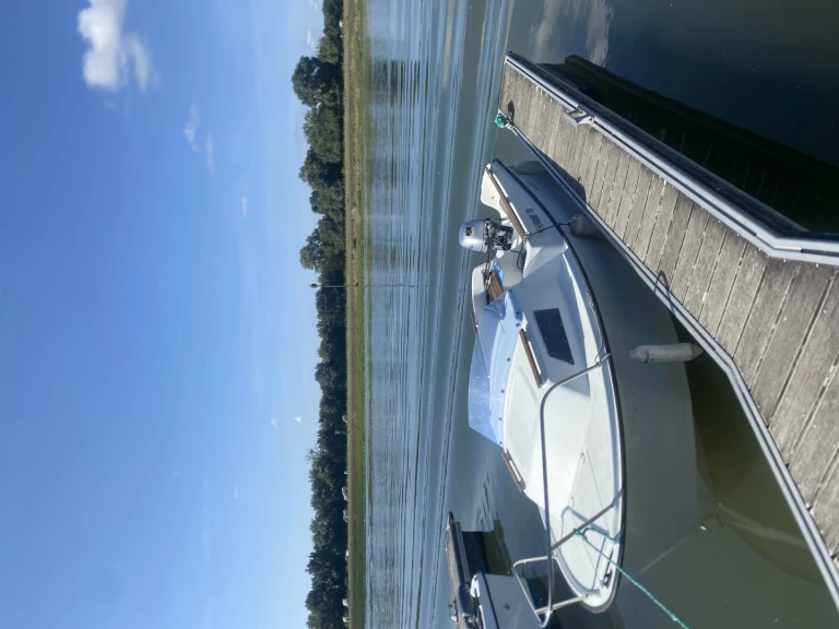 Charter a Bénéteau Californie 440 in Écouflant on Samboat