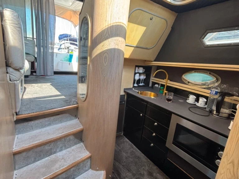 Hire Motorboat Gin sea with a boat licence